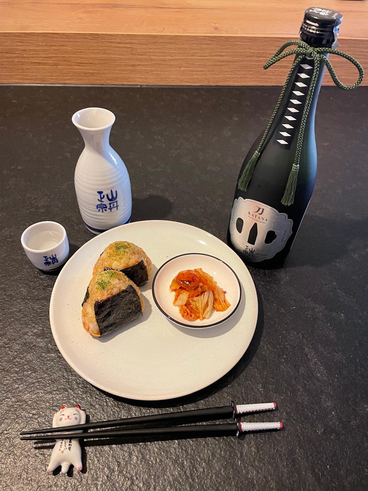 Sake Foodmatch Katana Junmai Daiginjo: Kimchi mit Lachs-Onigiri