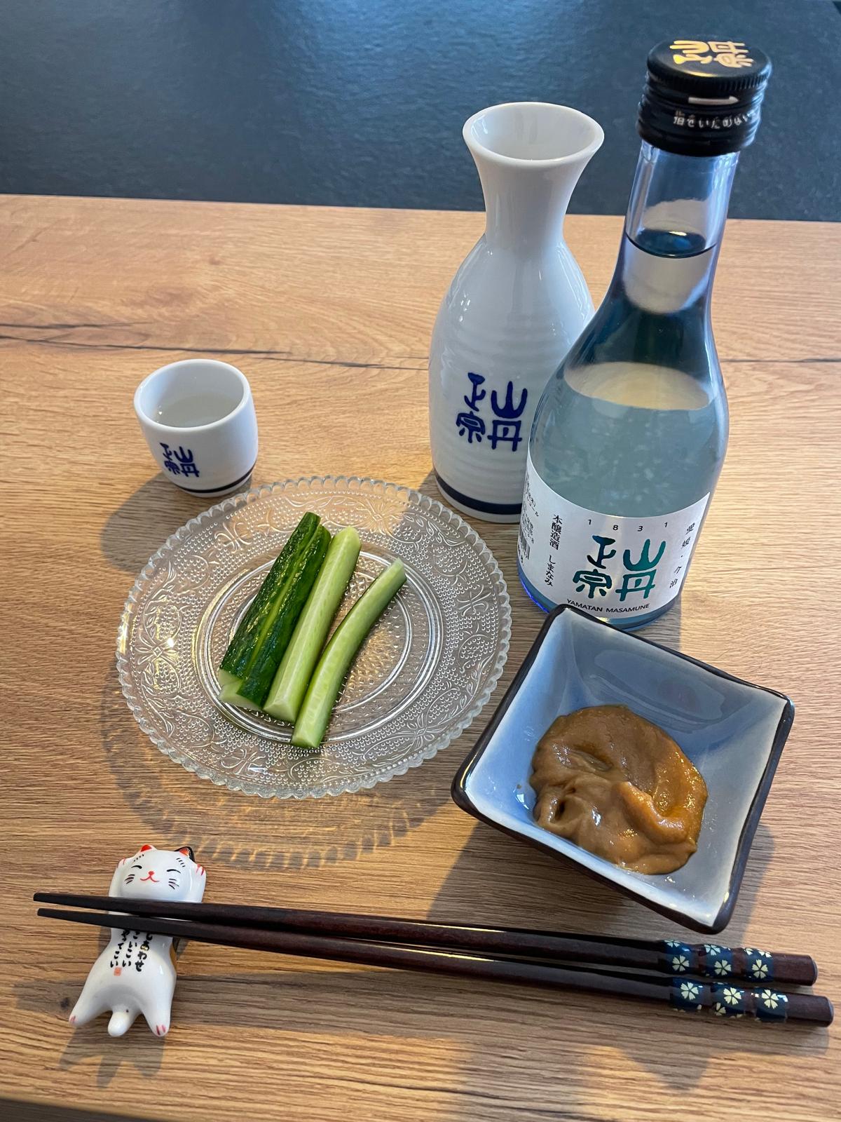 Sake Foodmatch Honjozo: Karashi-Miso (Gurke mit Miso-Senf-Dip)